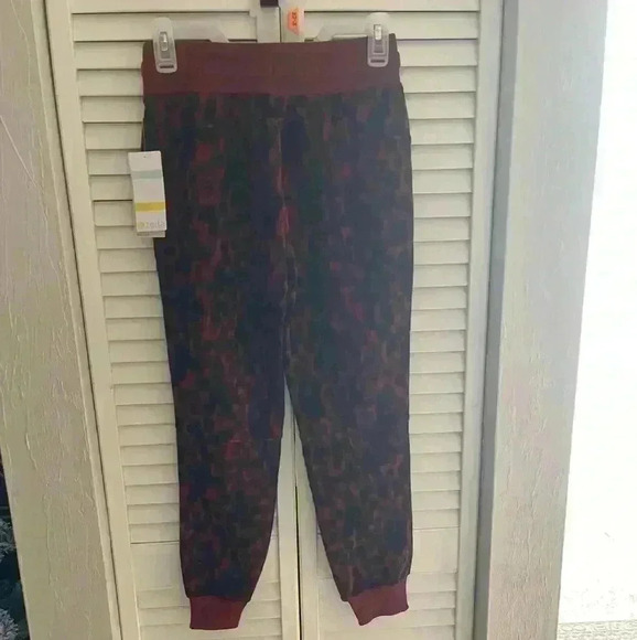 Zella all day girls size large (10-12) red leopard print sweatpants - Picture 2 of 6